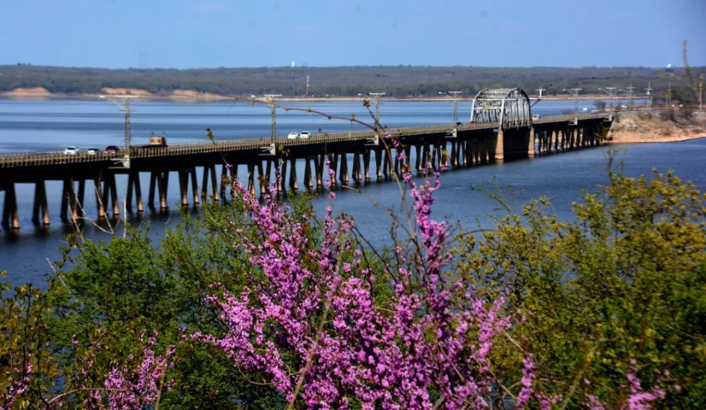 lake texoma with bridge | credit: Lake Texoma GMB