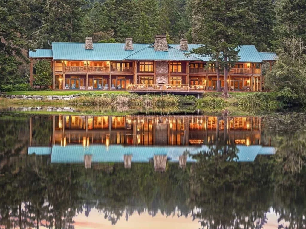 Waterfront lodge at Lakedale Resort reflected on the lake. Source: Lakedale Resort Google Profile